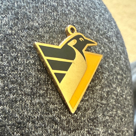 Pittsburgh Penguins - Gold and Black vintage Penguin Pendant - Picture 2 of 7